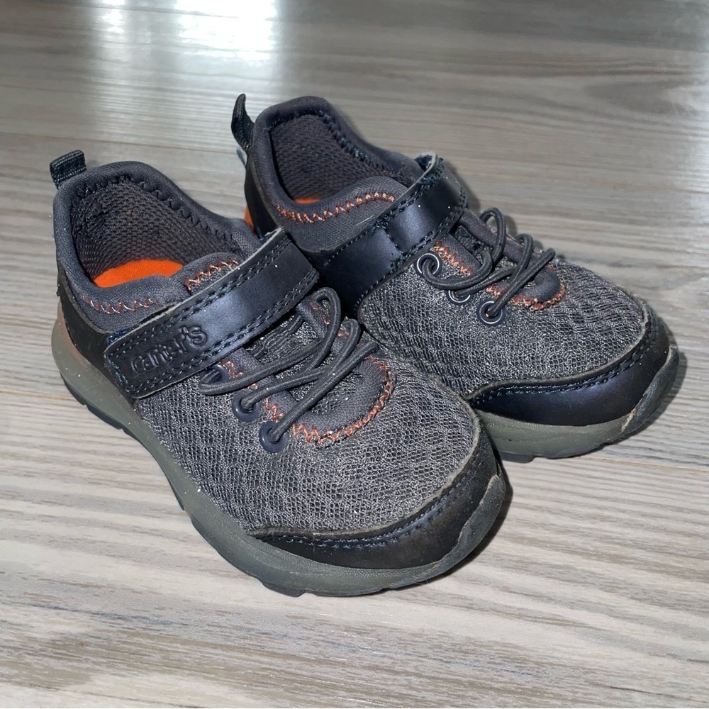 ⭐Carter’s Baby Boys Sneakers Size 6⭐
